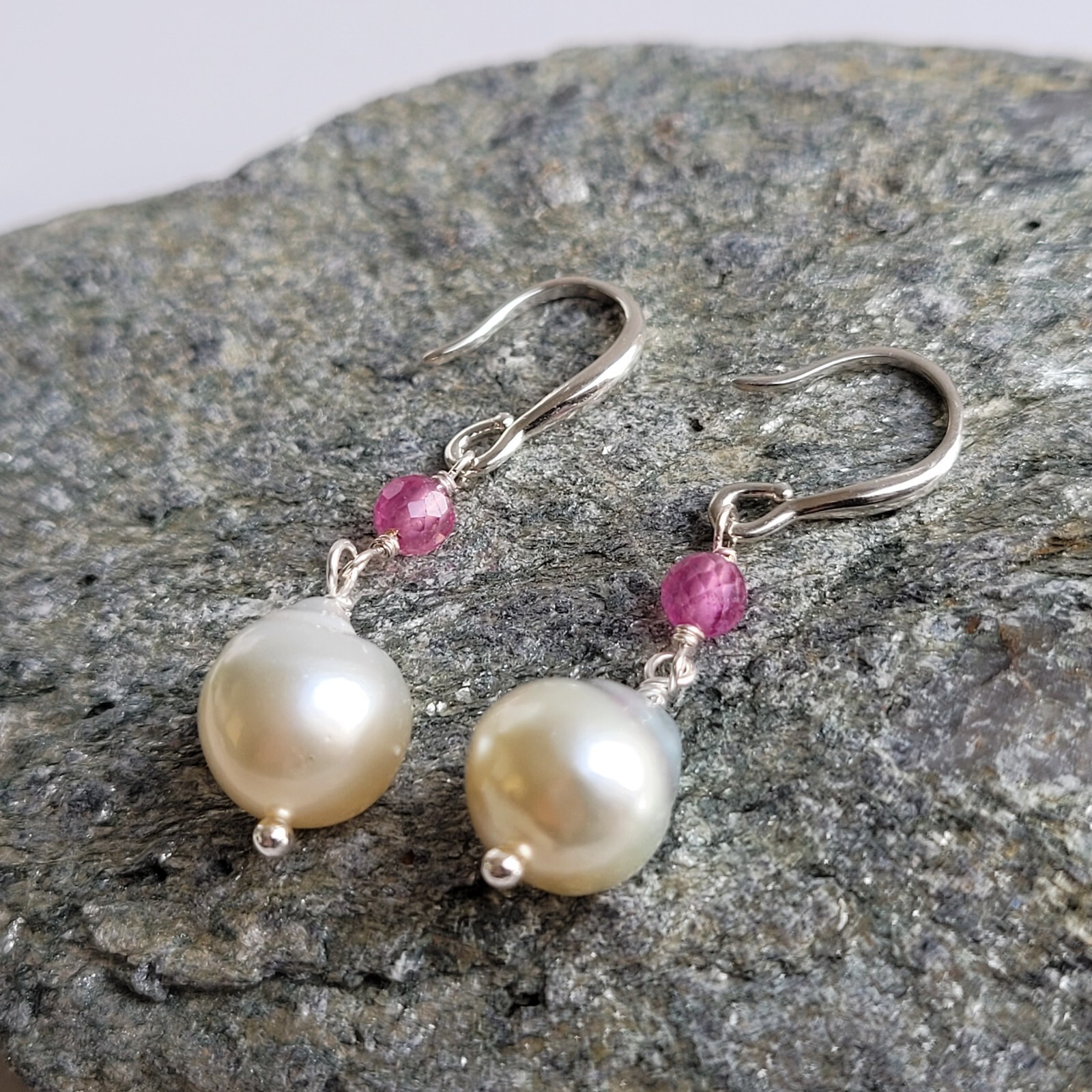 Boucles d'oreilles perles des mers du sud saphir rose pendantes en or jaune