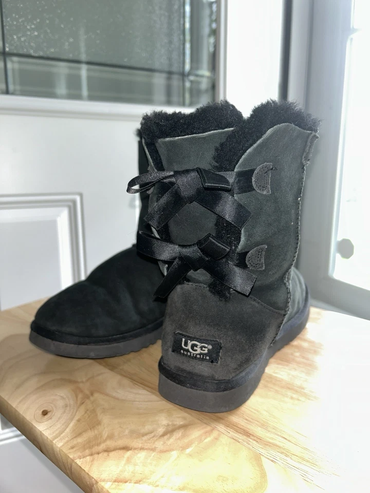 UGG SHORT BAILEY BOW BLACK WINTER SUEDE BOOTS SIZE US 8 WOMEN USED - Image 3 of 4
