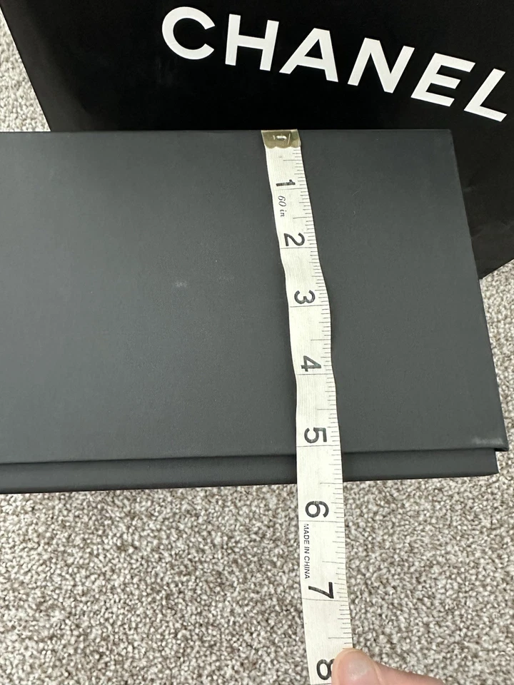 Подарочный набор Chanel в коробке. Хорошо подходит для маленькой сумки. См. фото для размера.идеальное состояние товара - Изображение 4 из 4
