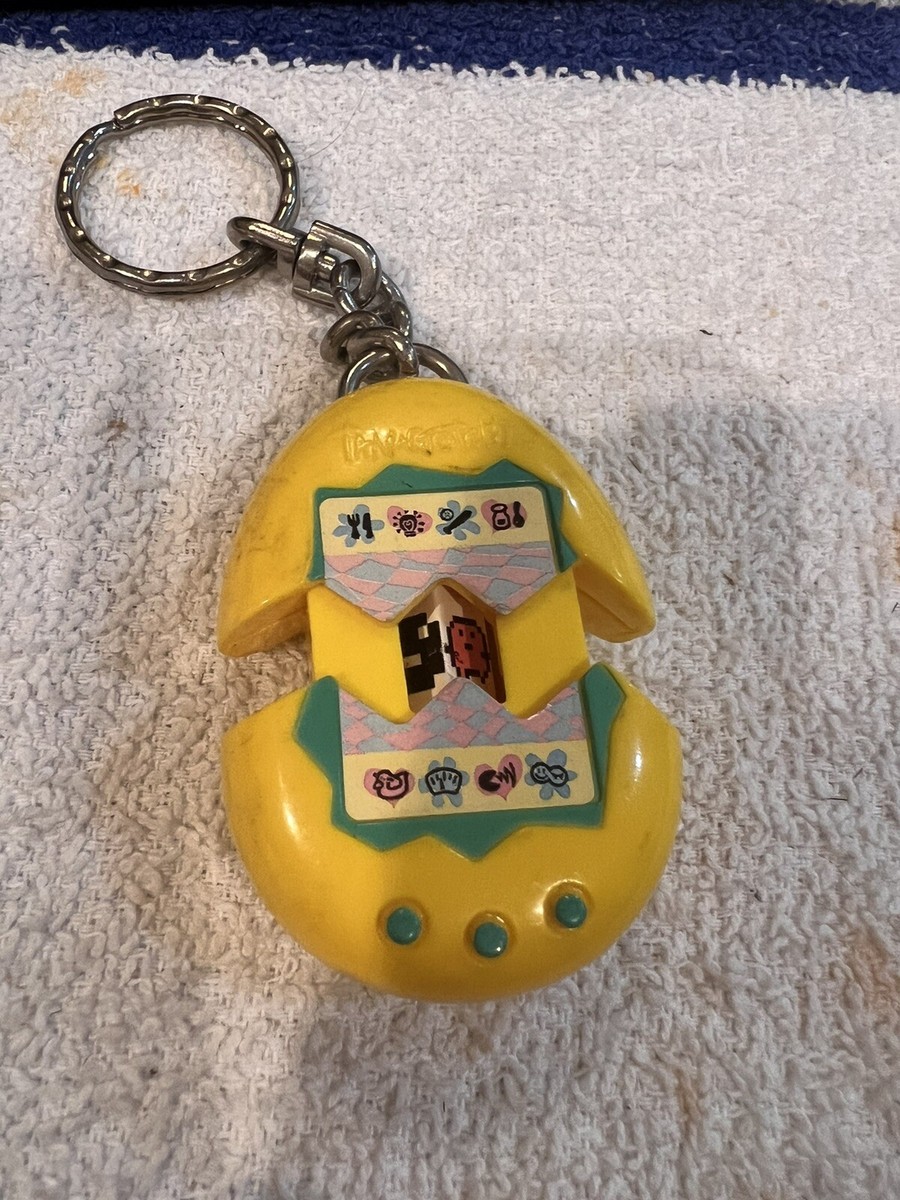 VINTAGE TAMAGOTCHI YELLOW 1997 BANDAI MCDONALDS HAPPY MEAL KEY
