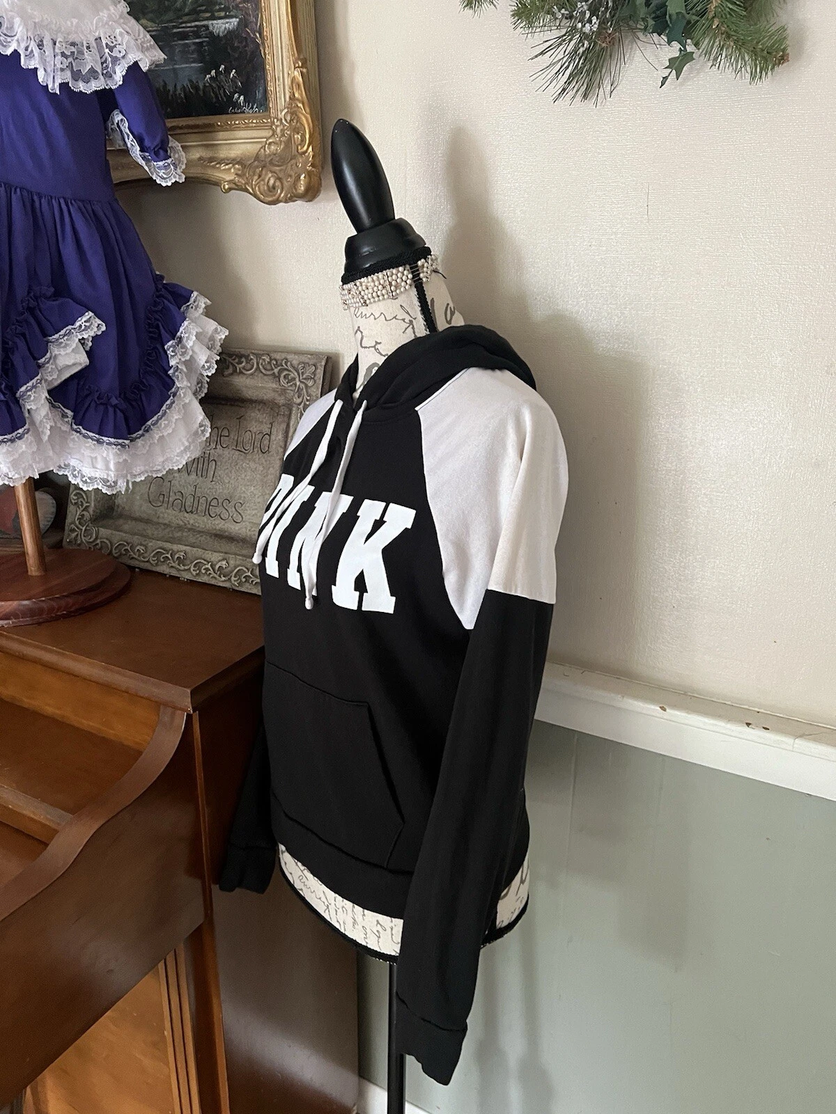 UNDERCOVER FELPA CON CAPPUCCIO ROSA LOVE NERA