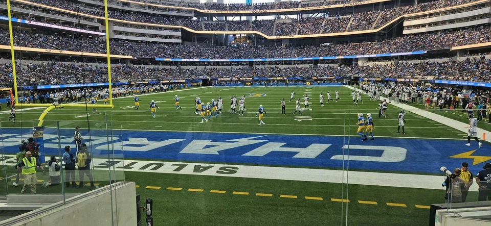 Cargadores vs. Eagles - Sección 123 - 4 asientos de pasillo + pase de estacionamiento Foto 2 de 4