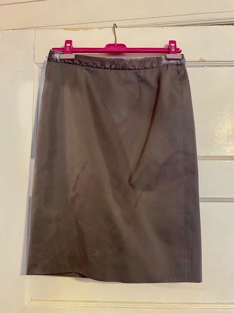 Gonna YSL Yves Saint Laurent grigia in taffetà con vita in velluto alta moda