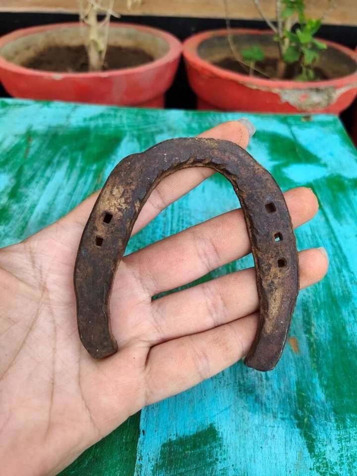 Antiguo anillo primitivo de hierro rústico forjado a mano para zapatos de caballo coleccionable Foto 4 de 4