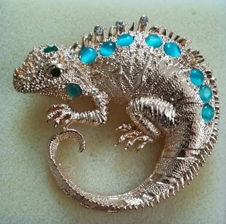 Luxuriöse Echsen Brosche mit türkisfarbigen Schuppendetails