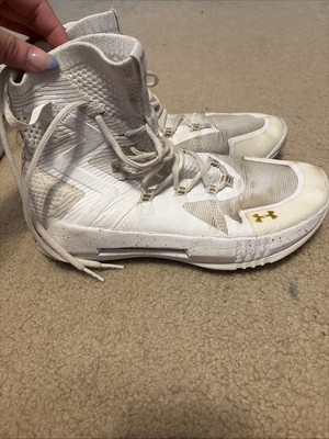 UNDER ARMOUR GOLD AND WHITE WOMENS VOLLEYBALL ATHLETIC SNEAKERS
