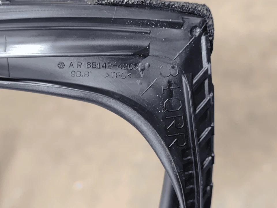 Sello de canal de funcionamiento de vidrio para ventana lateral del pasajero trasero Toyota Rav4 2019-2025 OEM Foto 3 de 4