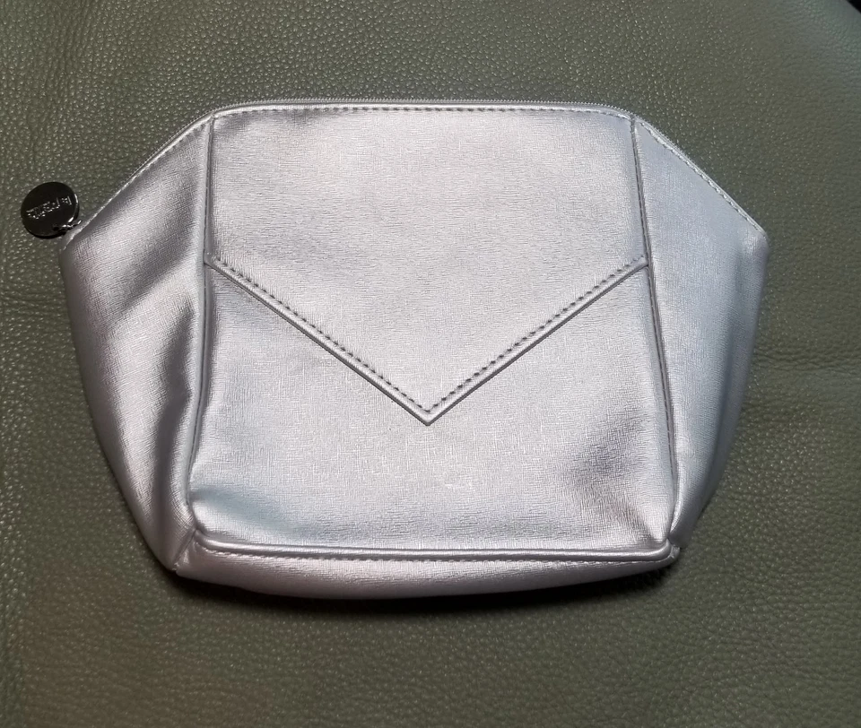 La Prairie 瑞士化妆品化妆包金属银色小袋二手状况完好 — 第 2/4 张图片