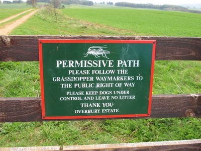 Foto A2 freizügiges Wegschild auf Overbury Estates Bredon's Norton One von c2011