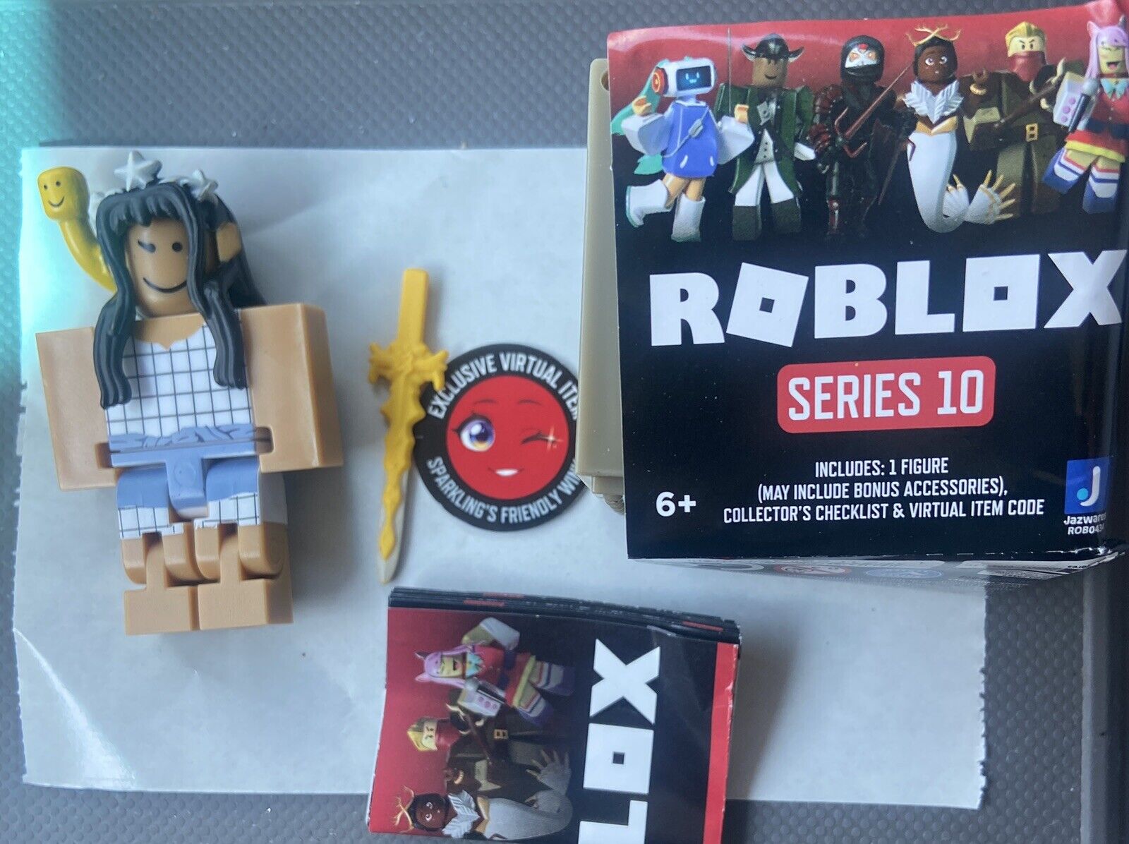 Roblox Series 10 Creator Sparkling's Friendly Wink CODE MESSAGED