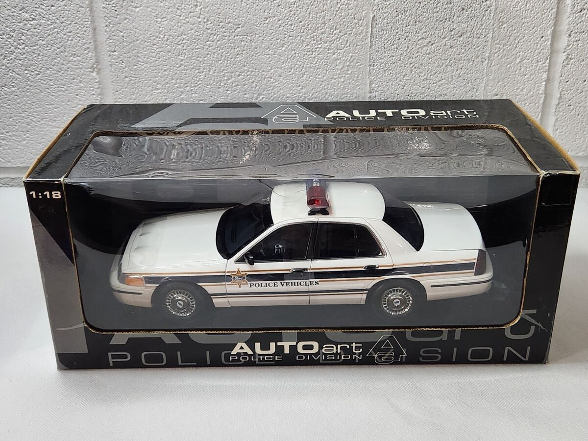 1/18 Autoart, Ford Crown Victoria 72701 (FORD POLICE 1/18 Autoart, Ford Crown Victoria 72701 (FORD POLICE