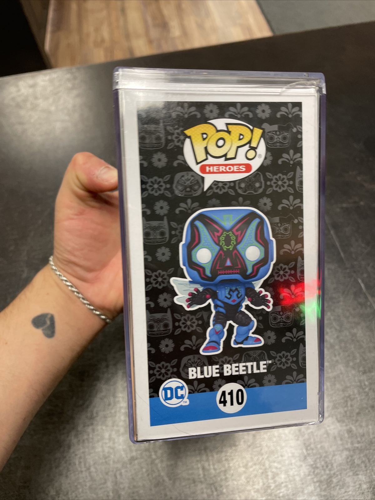 Funko Pop Heroes #410 - Blue Beetle Day Of The Dead Glow In Dark Chase (GameStop Exclusive)