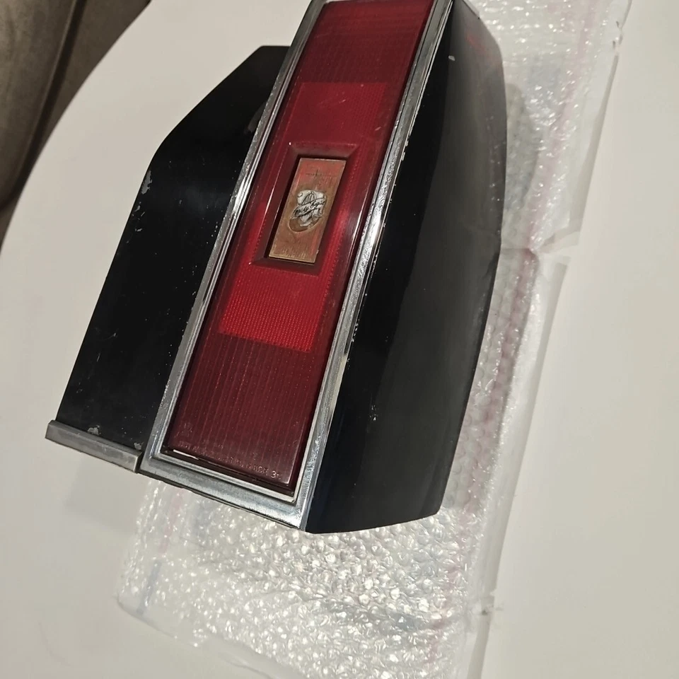 80 81 82 83 84 Oldsmobile Regency 98 Olds luz trasera derecha lente roja bisel Foto 2 de 4