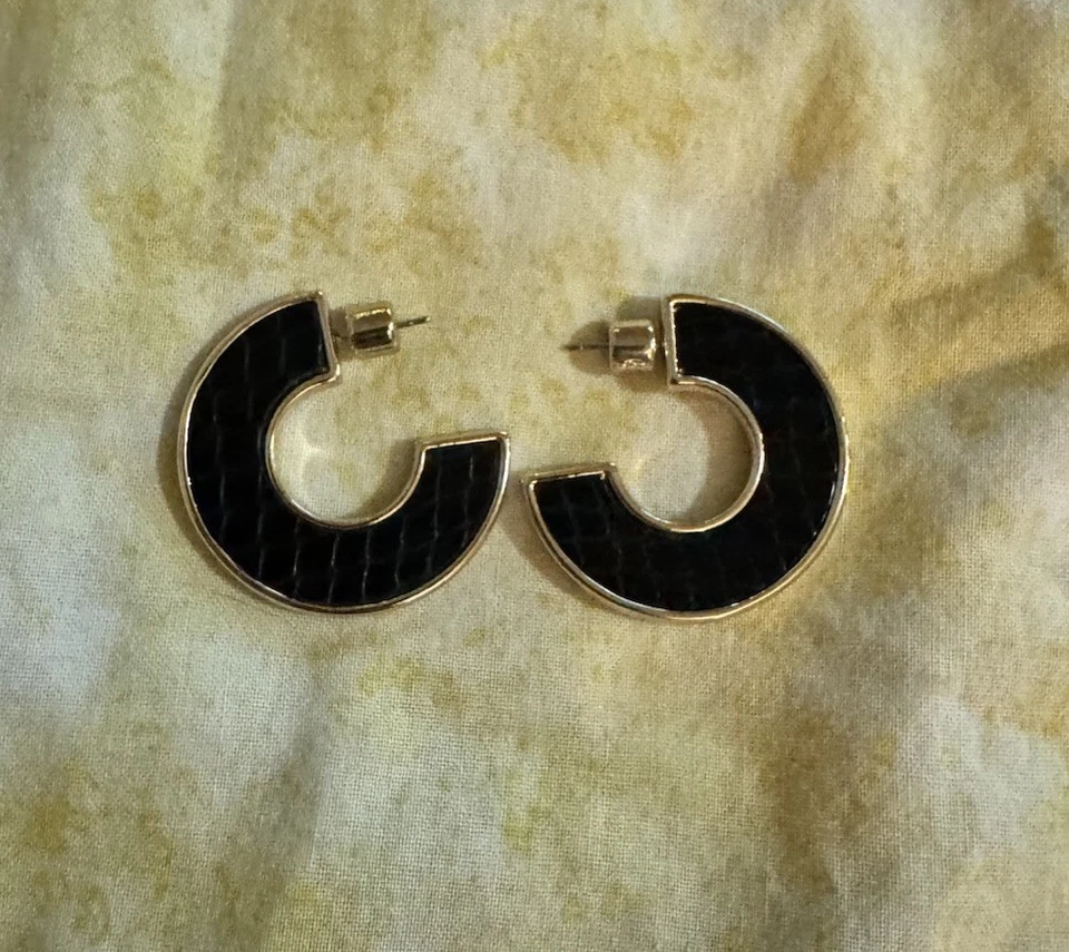 Pendientes firmados KC Kenneth Cole tono dorado piel de serpiente esmalte cubierta perforada 1,5" Foto 2 de 3