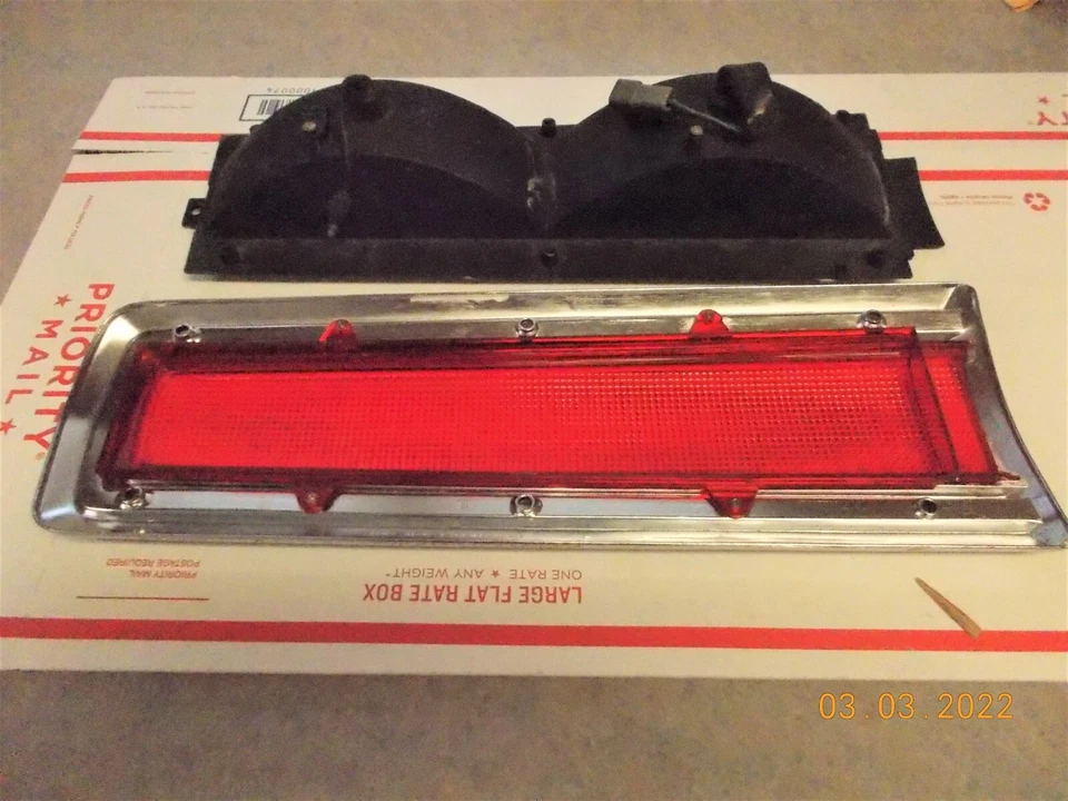 Dodge Suburban 1969 nuevo de stock puerta en T parada/giro/lámpara de freno montaje MoPar #2932751 Foto 2 de 3