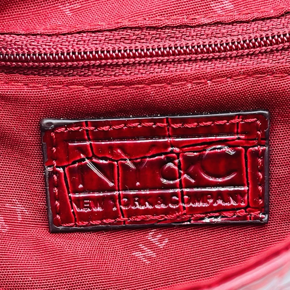 Bolso sin asas de muñeca NY&C rojo imitación cuero de cocodrilo Foto 3 de 4