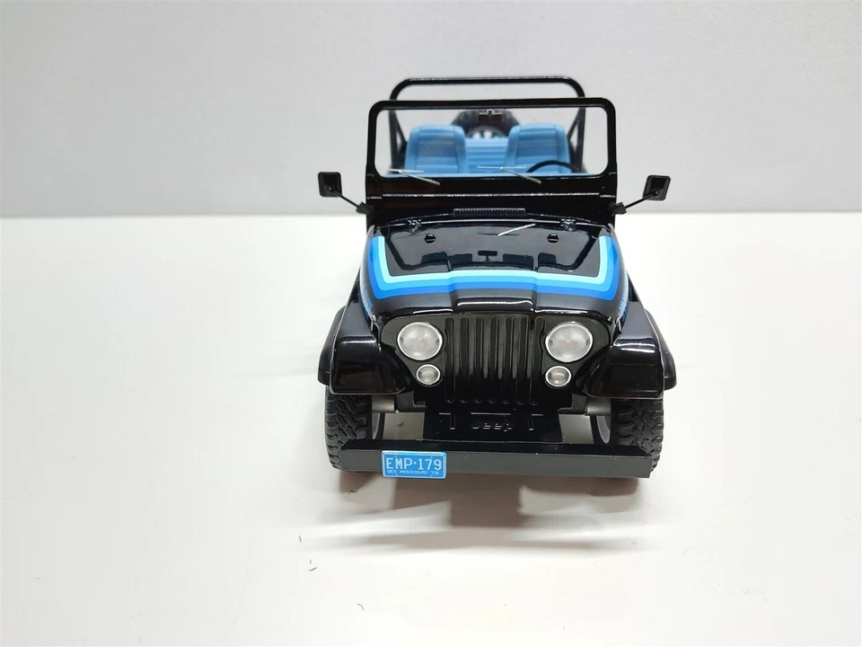 Jeep CJ-7 Renegade Nero del 1976 - 1/18 MCG - Immagine 2 di 4
