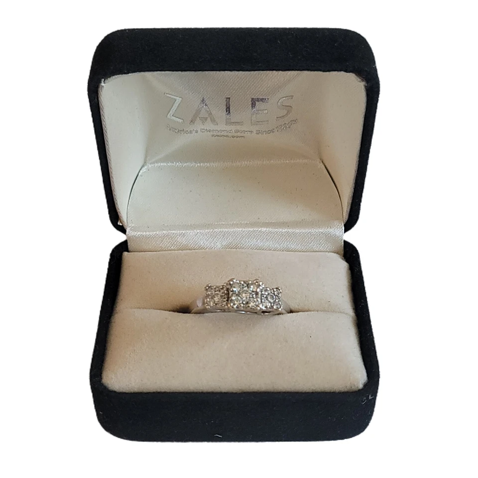 Anillo de compromiso de 1/2 quilate de oro blanco de 14 k con 3 piedras diamantes pasado presente futuro Zales Foto 3 de 4