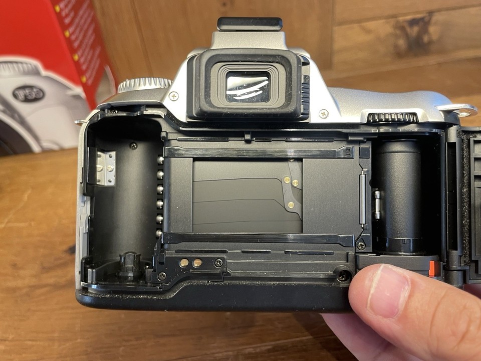 Nikon F55 + AF Nikkor 28-80 mm 1:3,5-5,6 G Zoom-Objektiv