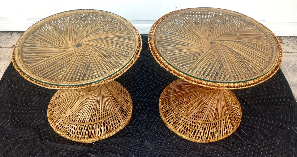 Par de mesas auxiliares vintage modernas de mediados de siglo de mimbre y ratán con tapa de vidrio Foto 3 de 4