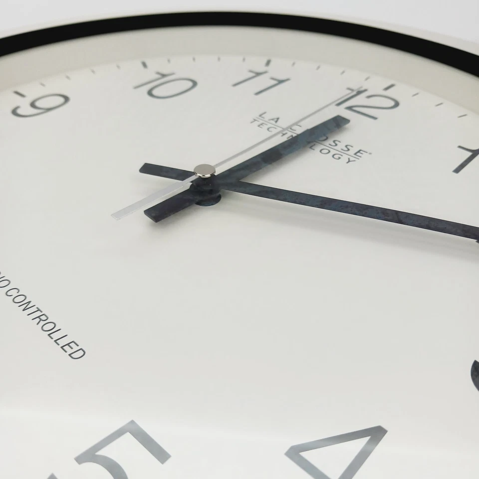 Atomic Clock With Radio Controlled Self Setting Time. White La Crosse Technology - Image 4 of 4