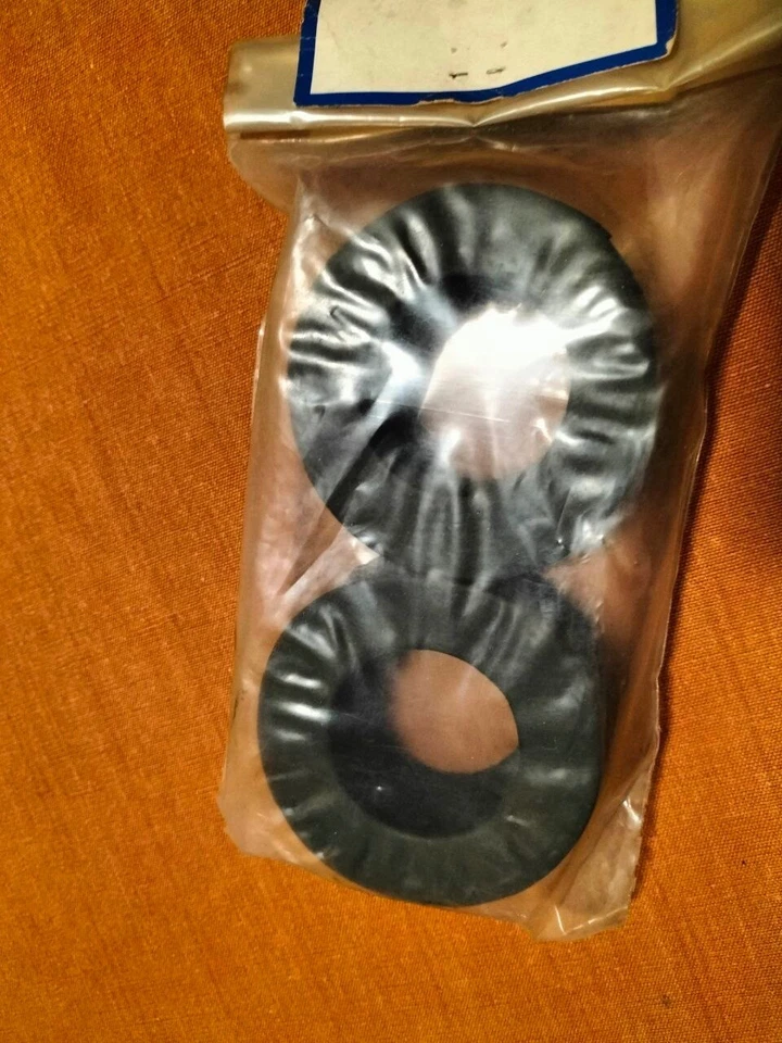 RC 1:8 Car  Associated  Nr.2634  Front Tires  Vintage NOS Collectible Very Rare - Immagine 3 di 4