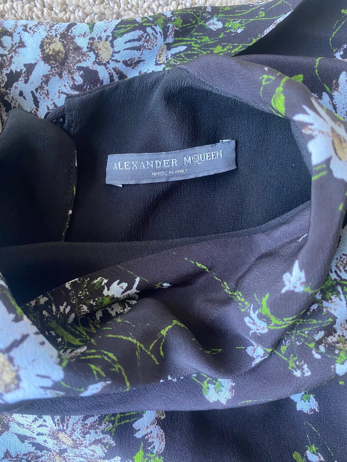 Abito a turni Alexander McQueen cravatta in seta collo a turtleneck $1 785 floreale nero blu