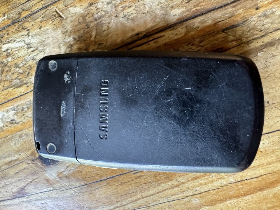 Samsung Alltel Flip Phone W/ Charger, Powers On, Unknown Serviceability