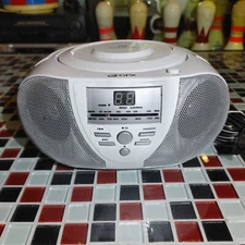 Tested ~ White GPX Portable CD AM FM Radio Boom Box ~ Battery Or Plug