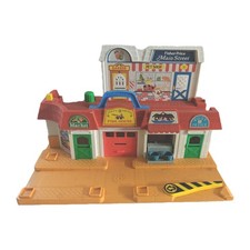 Vintage Fisher Price Main Street 1986 Little People Family Play Set 2500