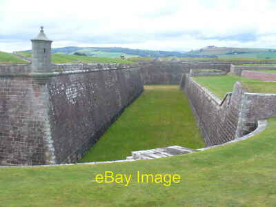 Foto 6x4 Fort George - Verteidigungsarbeiten Trockengraben, Mauern und Wachturm um 2011