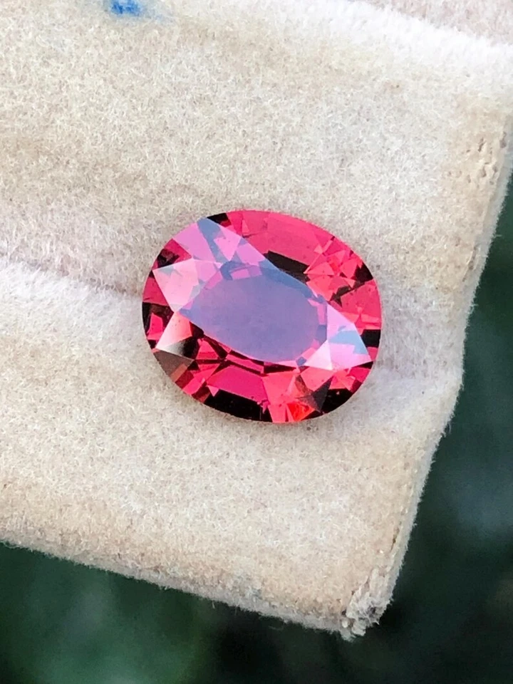 1,95 quilates, granate rosa rojizo ardiente suelto ovalado corte de Sudáfrica Foto 2 de 3