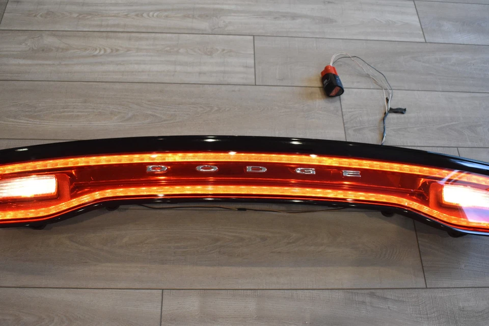 Dodge Charger 2011-2014 luz trasera central lámpara montada en el maletero LED PROBADO OEM Foto 2 de 4