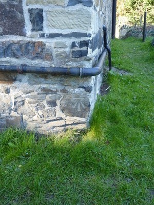 Foto A2 Benchmark auf St. Benedikt Kirche, Gyffin Conwy Dieser Maßstab c2011