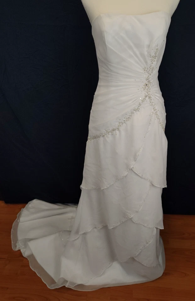 Vestido de noiva tamanho 6 com cadarço nas costas, sem alças, frisado e em camadas por Maggie Sottero - Imagem 2 de 4