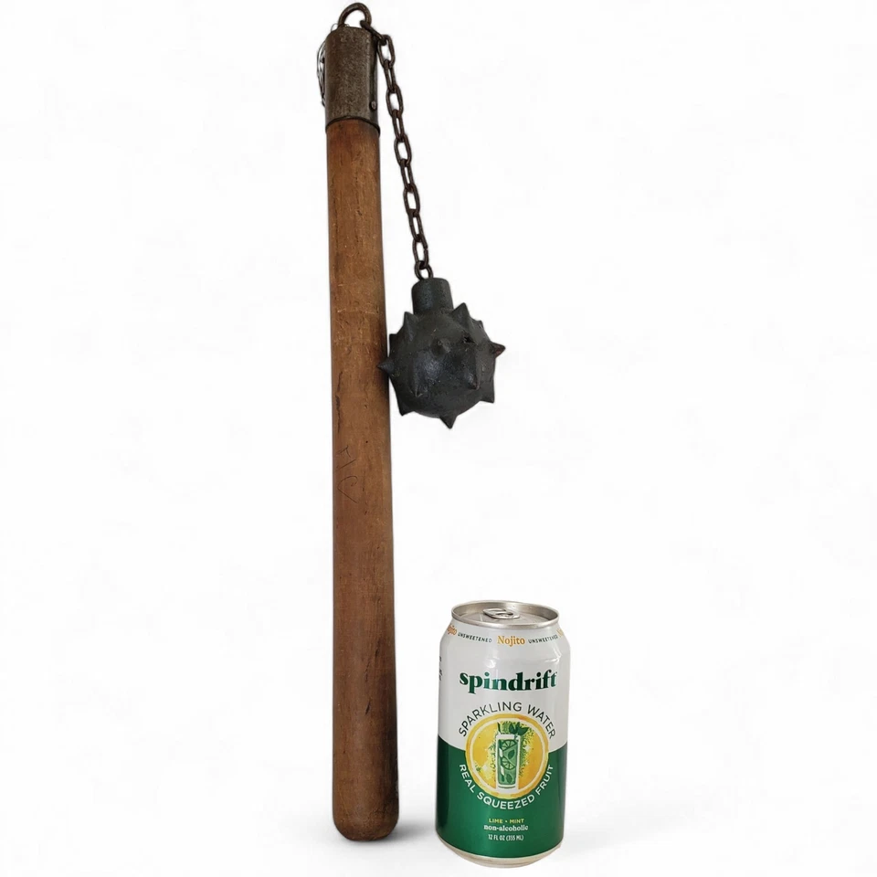 Cadena de una sola bola de hierro fundido estilo medieval vintage y mango de madera Foto 2 de 4