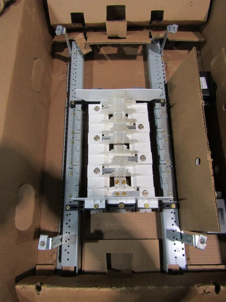 💥NEW EATON 100 AMP MAIN LUG PANELBOARD INTERIOR 480Y/277 VAC 3 PHASE 18 CIRCUIT - Image 2 of 4