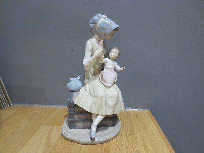 Lladro Porzellan Figur Mutter sitzend auf Koffer füttert Baby & Flasche 9 1/2''