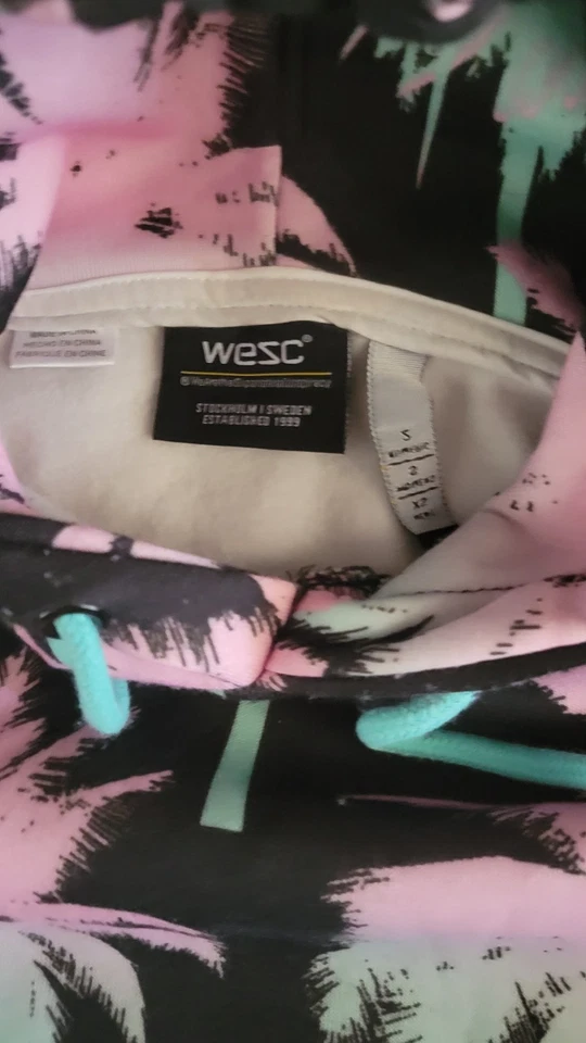 Sudadera con capucha WeSC Paradise Lost Palm Tree - negra con estampado rosa y verde azulado para hombre talla pequeña Foto 3 de 4