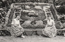 Vintage photo pretty women fashion in front of flower clock Zittau snapshot 1959 GDR