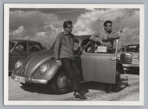 Puttgarden Fehmarn 1963 - 2 Männer Kofferradio & VW-Käfer Fähre - Altes Foto