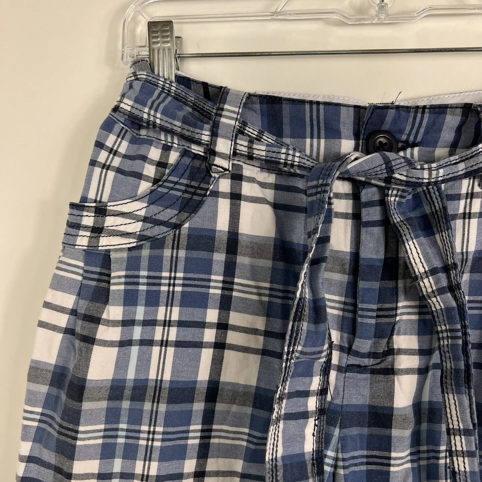 Pantalones cortos St. John's Bay para mujer talla 6 azules a cuadros novio tiro medio con cinturón Foto 3 de 4