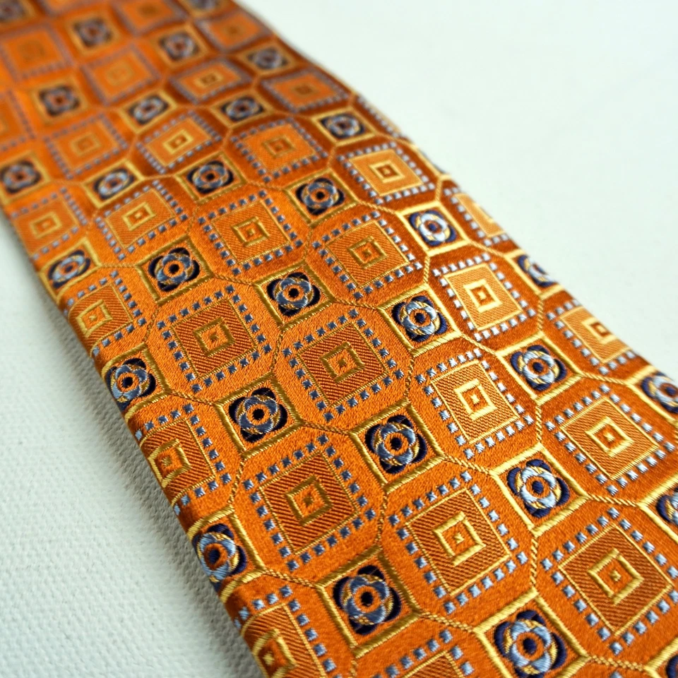 Corbata dorada Jos A Bank Signature 100 % seda hecha en Italia patrón geométrico 3 pliegues Foto 3 de 4