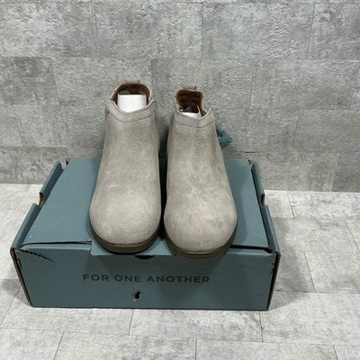 Tom s Deia Desert Taupe Suede/Global Print Youth 5 New With Box