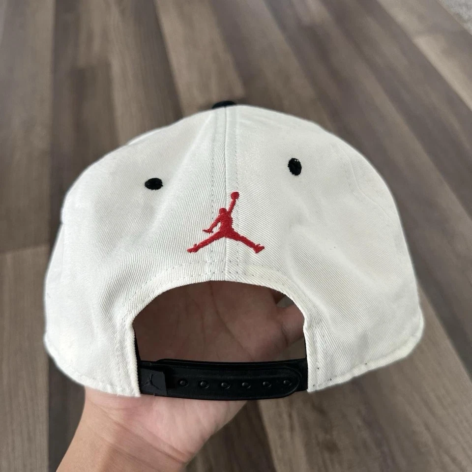 Boné chapéu Snapback OVO x Air Jordan muito próprio de outubro com detalhes dourados - Imagem 4 de 4