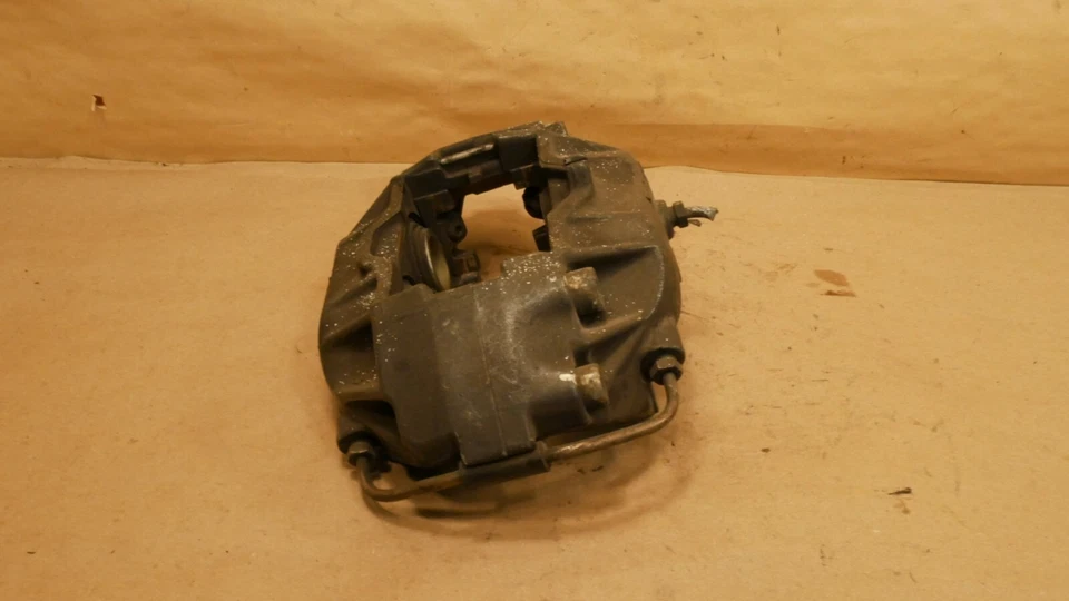 Pinça de freio Ferrari 348 dianteira direita preta PN 134091 - Imagem 2 de 4