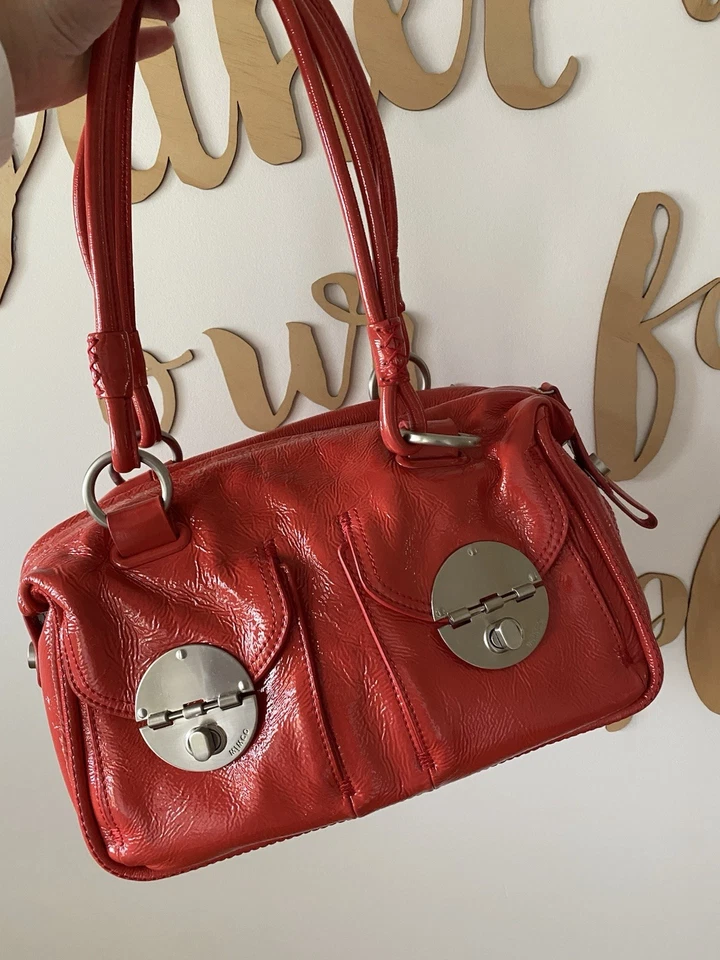 MIMCO ПОВОРОТНИК МОЛНИИ ВЕРХНЯЯ СУМКА ЛАКИРОВАННАЯ КОЖА В SLASHER КРАСНЫЙ Y2K ВИНТАЖНЫЙ ВИД EUC - Изображение 2 из 4
