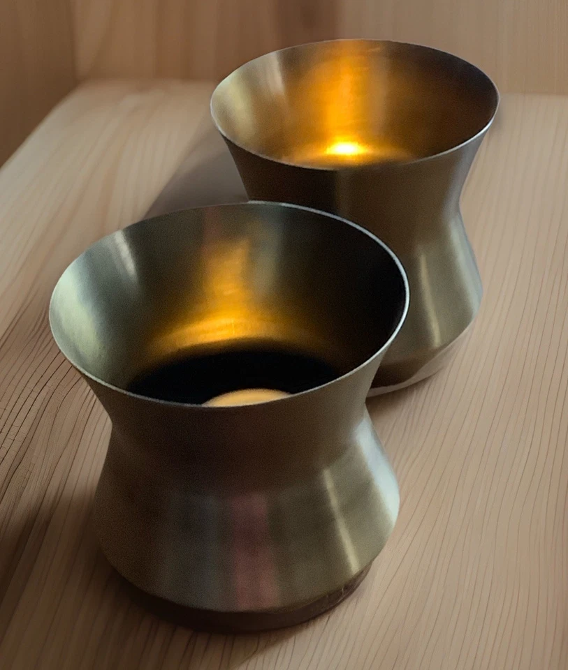 Juego de 2 candelabros votivos de latón con llamarada de oro World Market de latón Foto 3 de 4