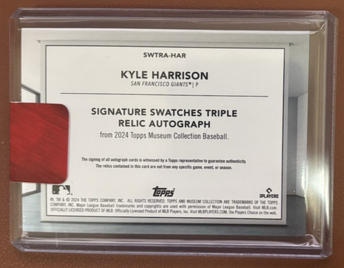 Colección Museo Topps 2024 Muestras Kyle Harrison Triple Reliquia Auto RC/299 - Imagen 2 de 2