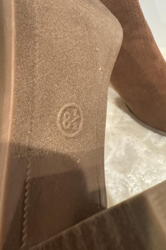 Universal Thread Brown Pump - image 2